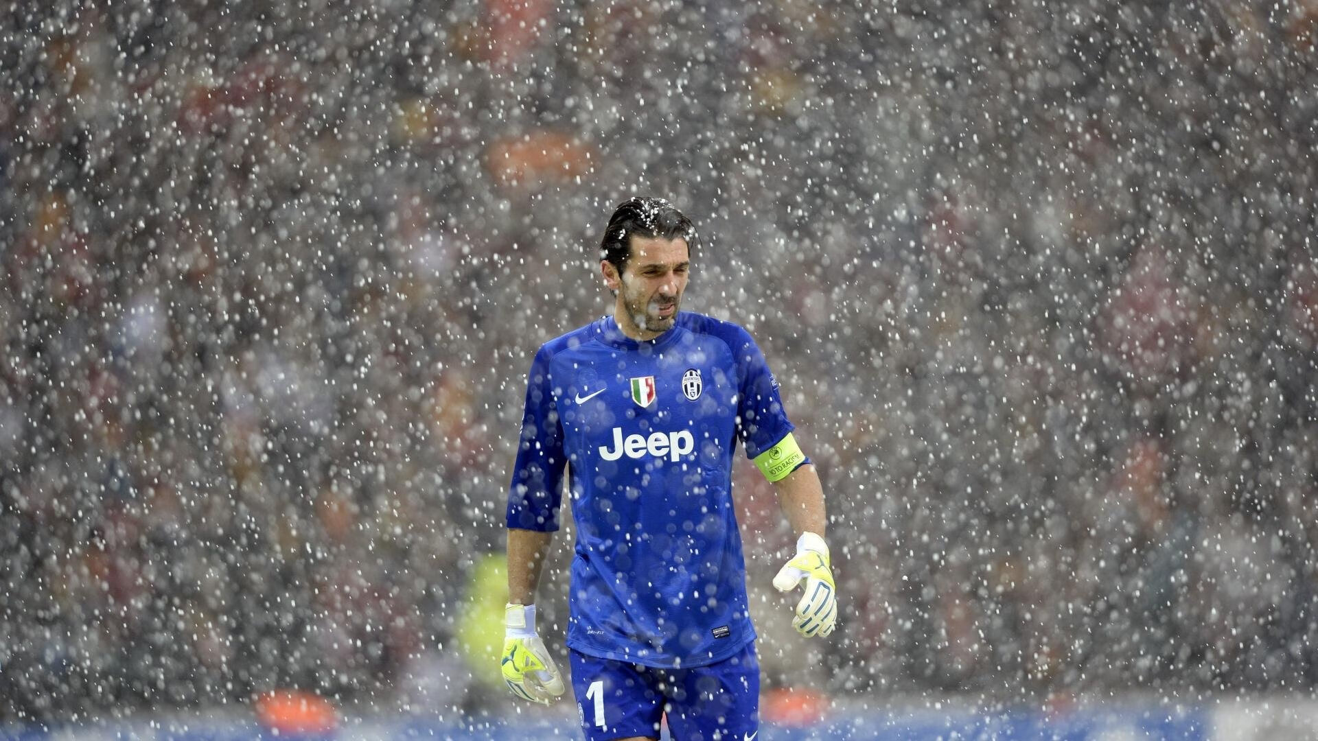 欧冠足球衍生品热销，粉丝追逐心中的英雄，足球队欧冠